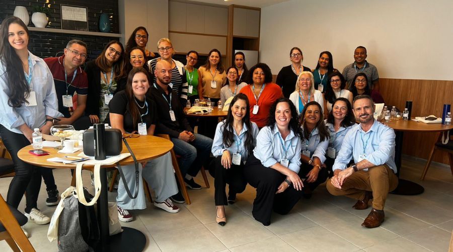Turma de profissionais de CME reunida em treinamento Mack Educa